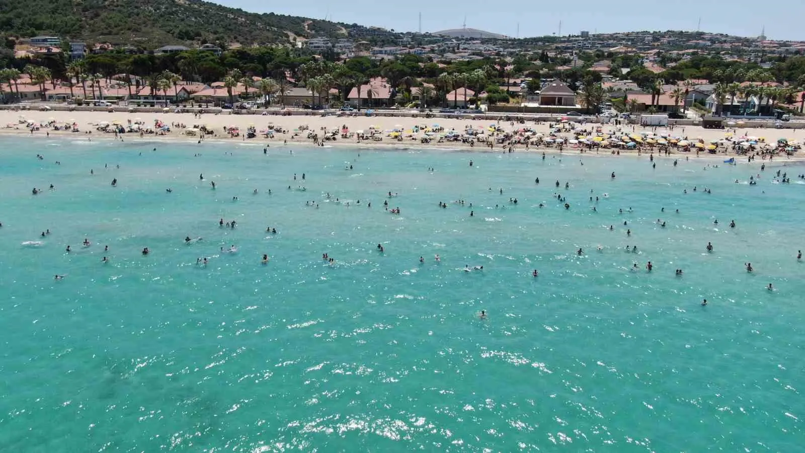 Termometreler yükselince rotalar Çeşme’ye çevrildi: Ilıca’da deniz keyfi zirve yaptı