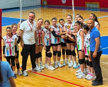 Kütahya voleybolunda Linyitspor hegemonyası: 14 maçta 14 galibiyet