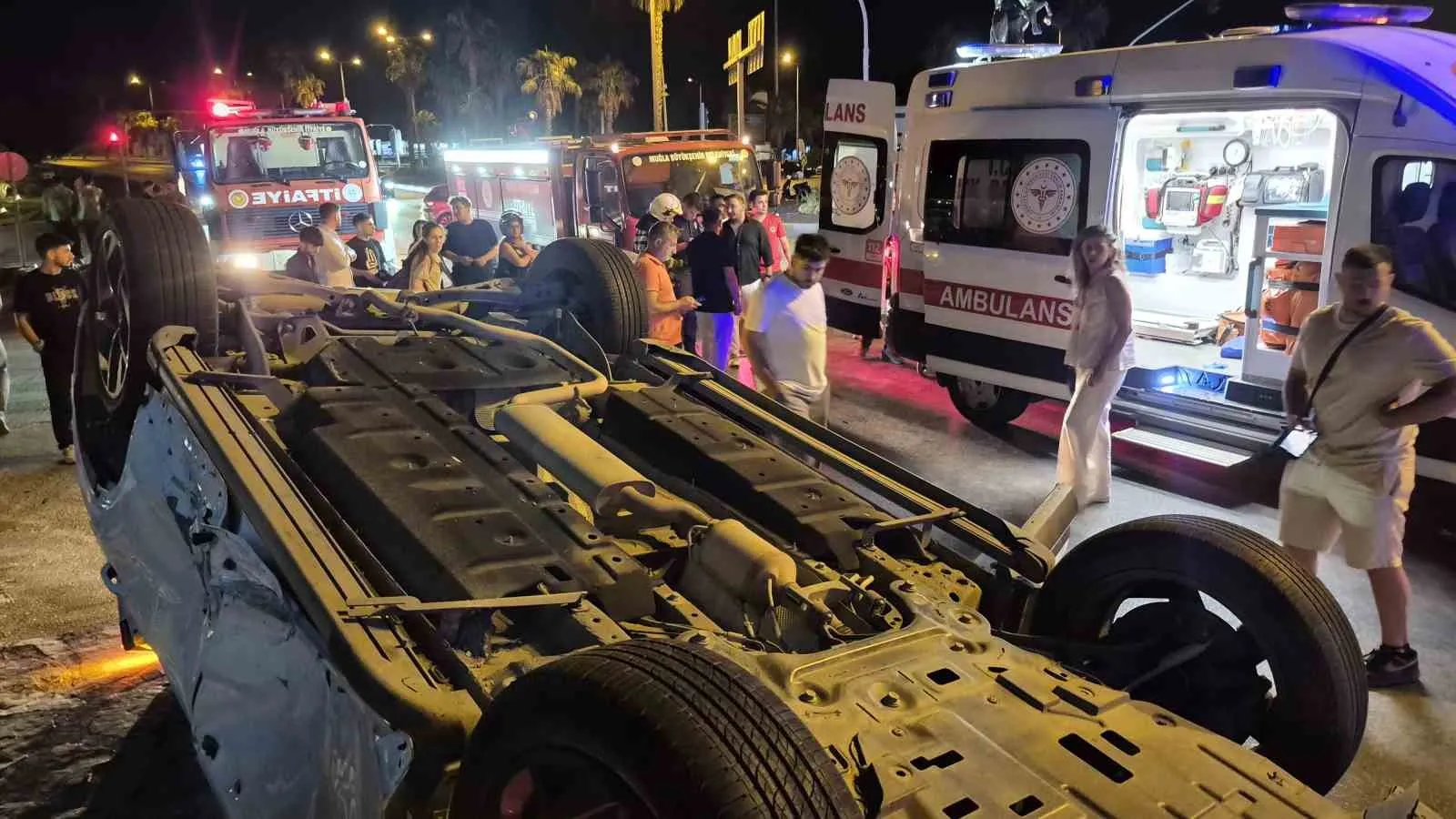 Bodrum'da trafik kazası: Kavşakta yan yatan araçtan sağ çıktı