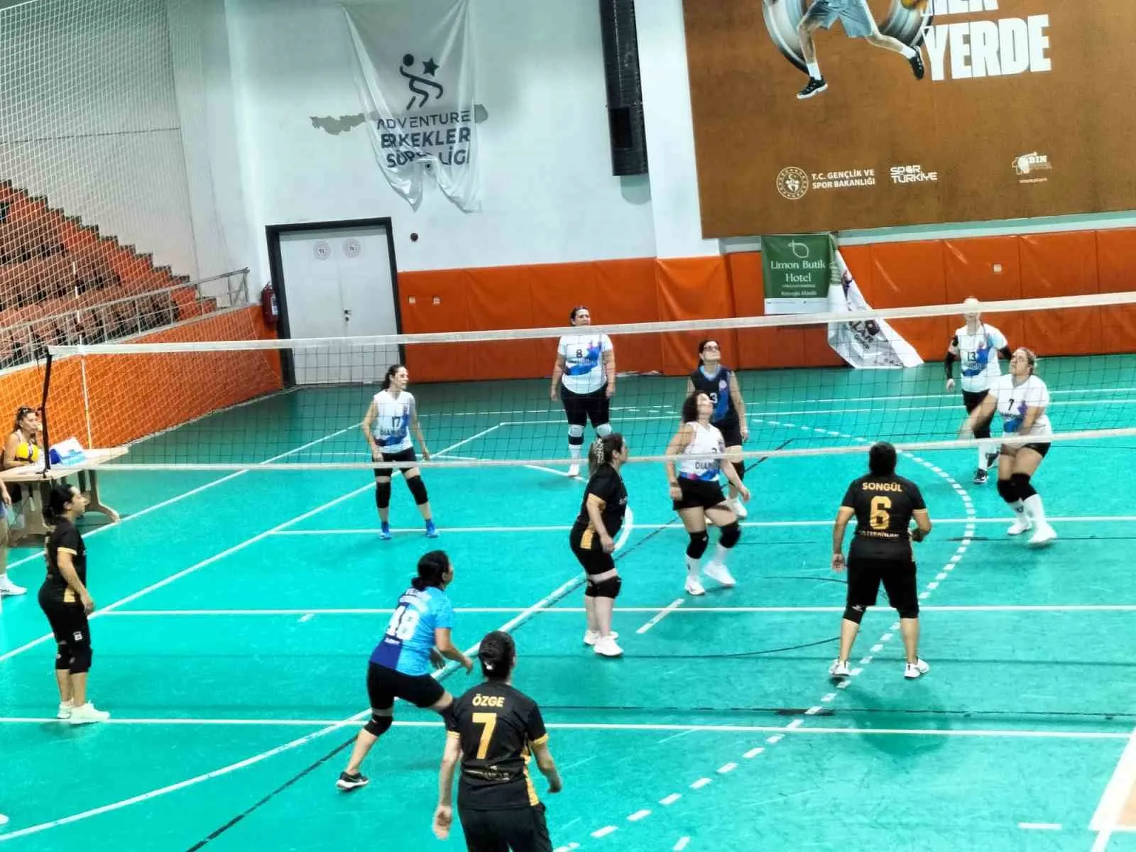 Köyceğiz’de file heyecanı: Veteran voleybolcular kupalarına kavuştu