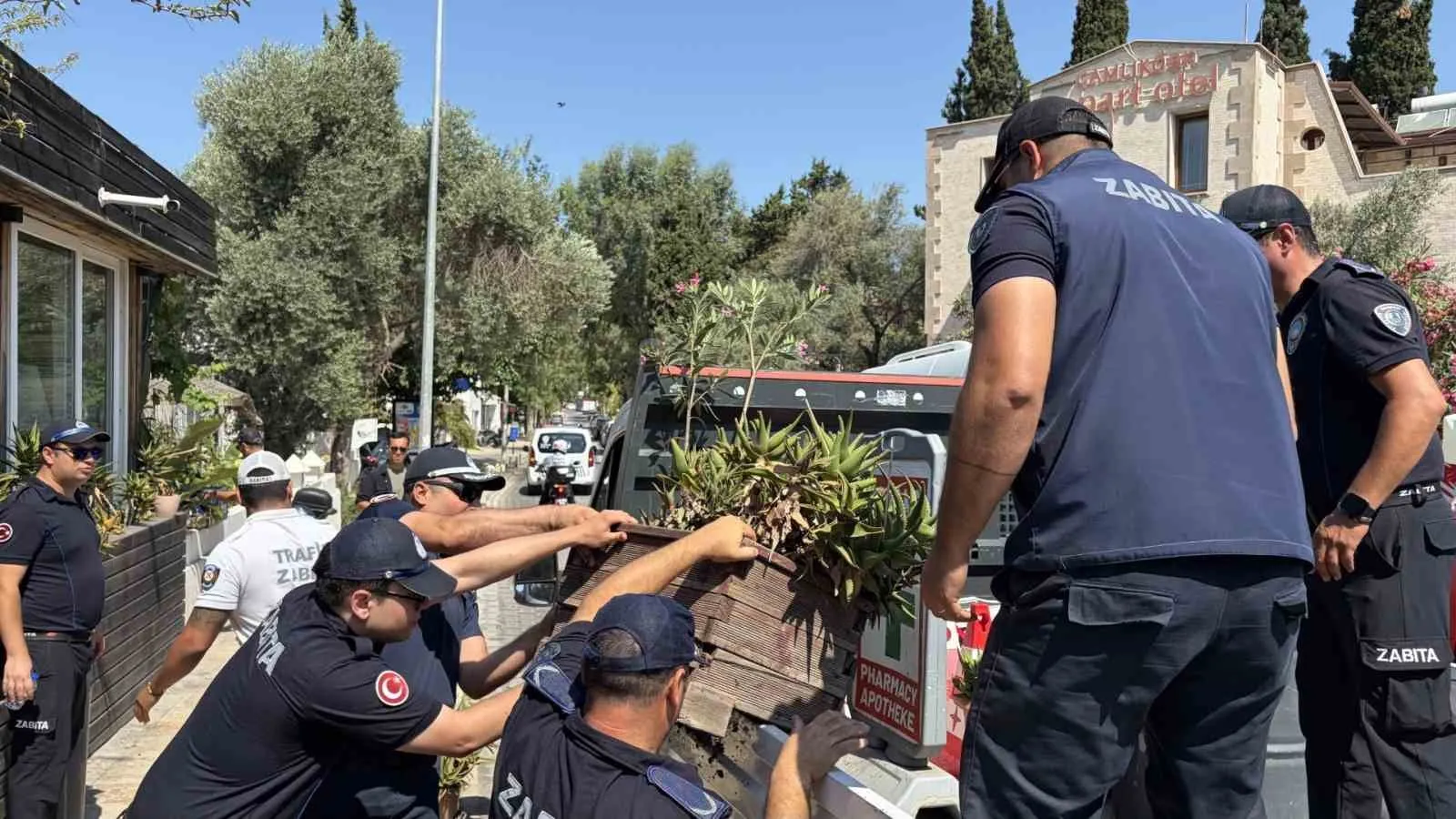 Bodrum’da kaldırım işgaline geçit yok: Zabıta ve emniyetten ortak operasyon