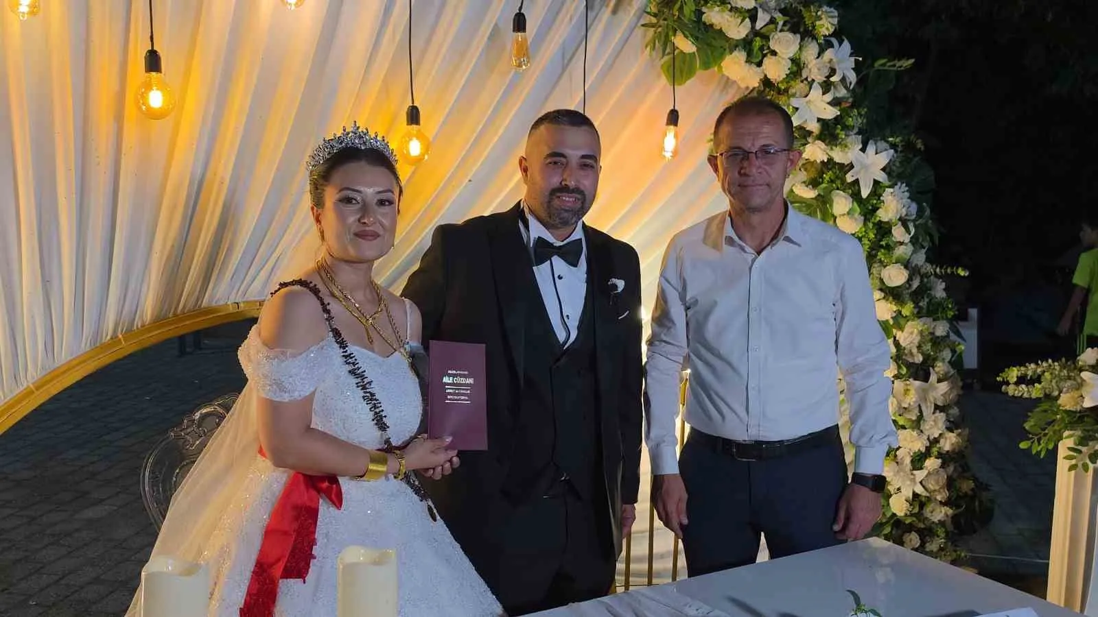 Başkanın nikah kıydığı o düğünde renkli anlar: Personeline mutluluk sözü verdirdi