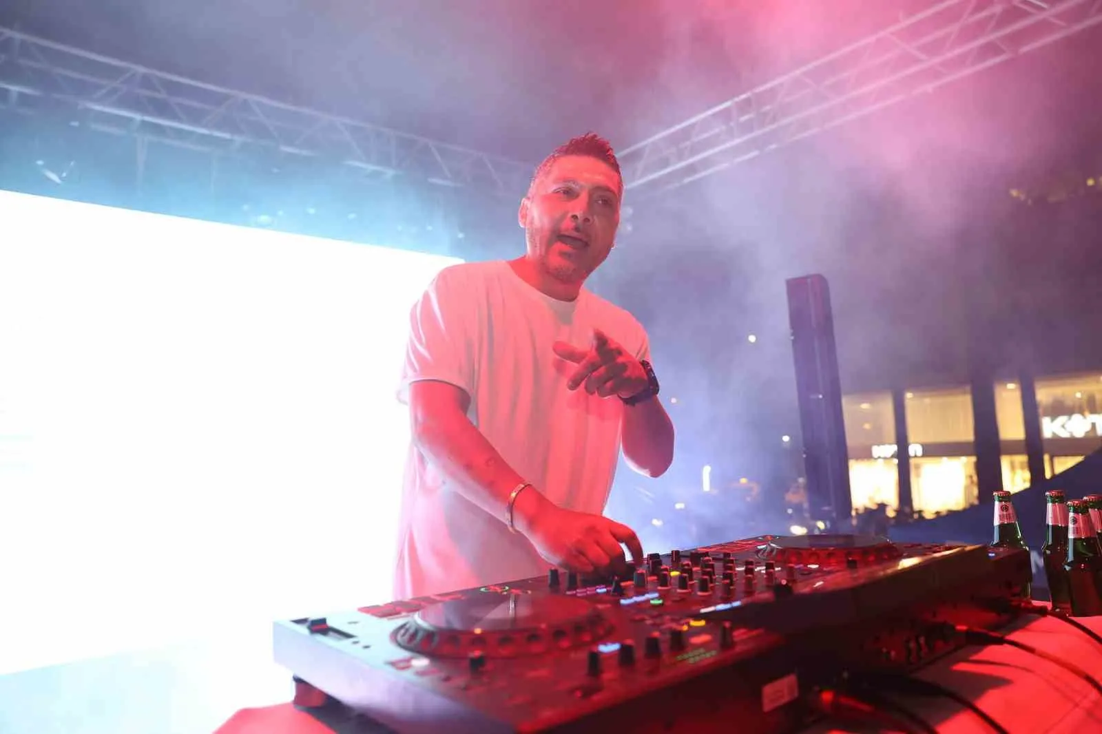 Marmaris’te yazın enerjisi Halk Plajı’nda yükseldi: DJ’ler sahne aldı, eğlence ikiye katlandı