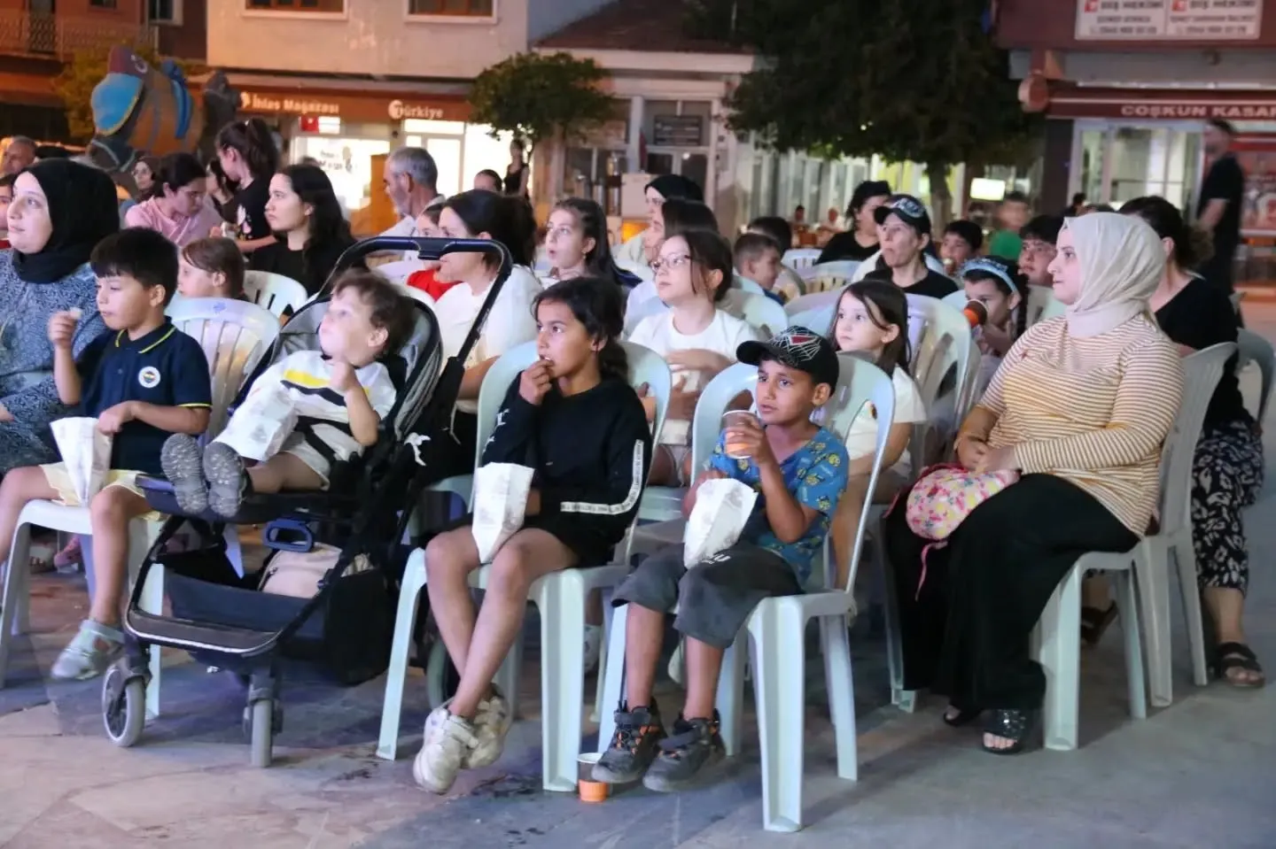 Yenipazar’da beyaz perde meydanlara indi: Miniklerden yoğun ilgi