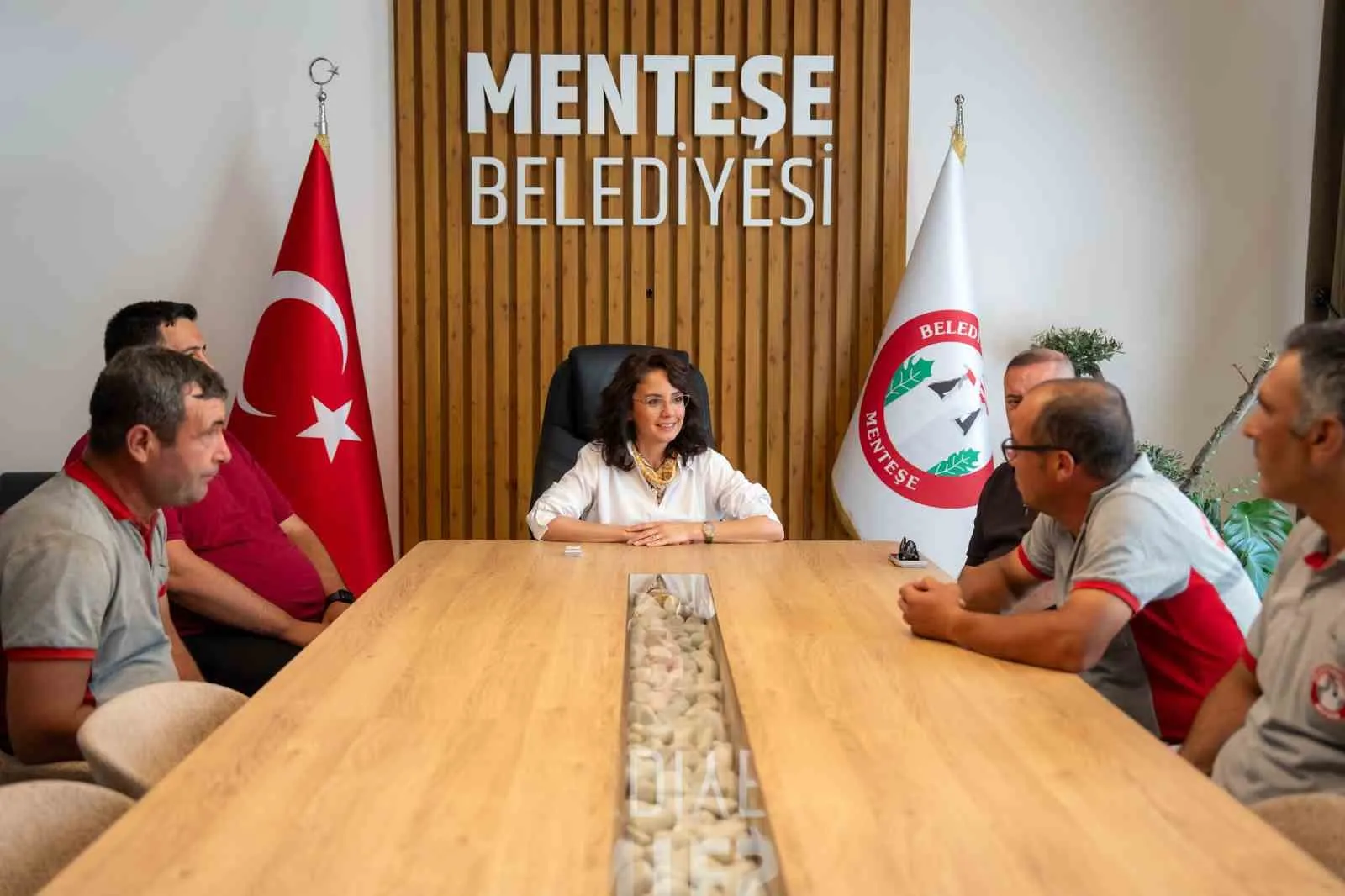 Menteşe'de dürüstlük kazandı: Buldukları servet değerindeki çantayı sahibine ulaştırdılar