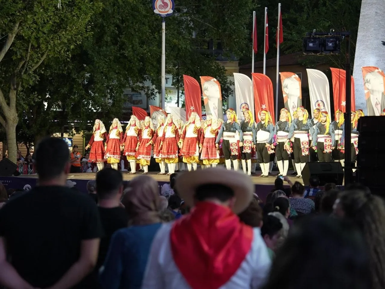Denizli’de kıtalar buluştu: 20 ülkenin dansçıları şehri renk cümbüşüne çevirdi