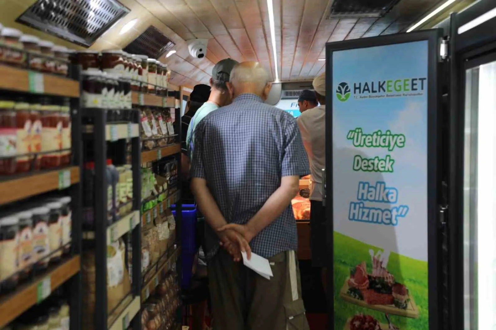 Güzelçamlı’da mutfaklara nefes aldıran hizmet: Halk Ege Et mobil aracı mahallede