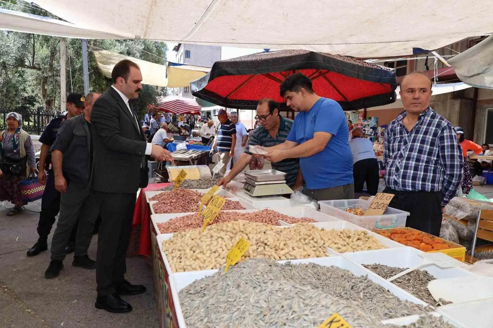 Karacasu halk pazarında samimi diyalog: Kaymakam Battal talepleri yerinde dinledi