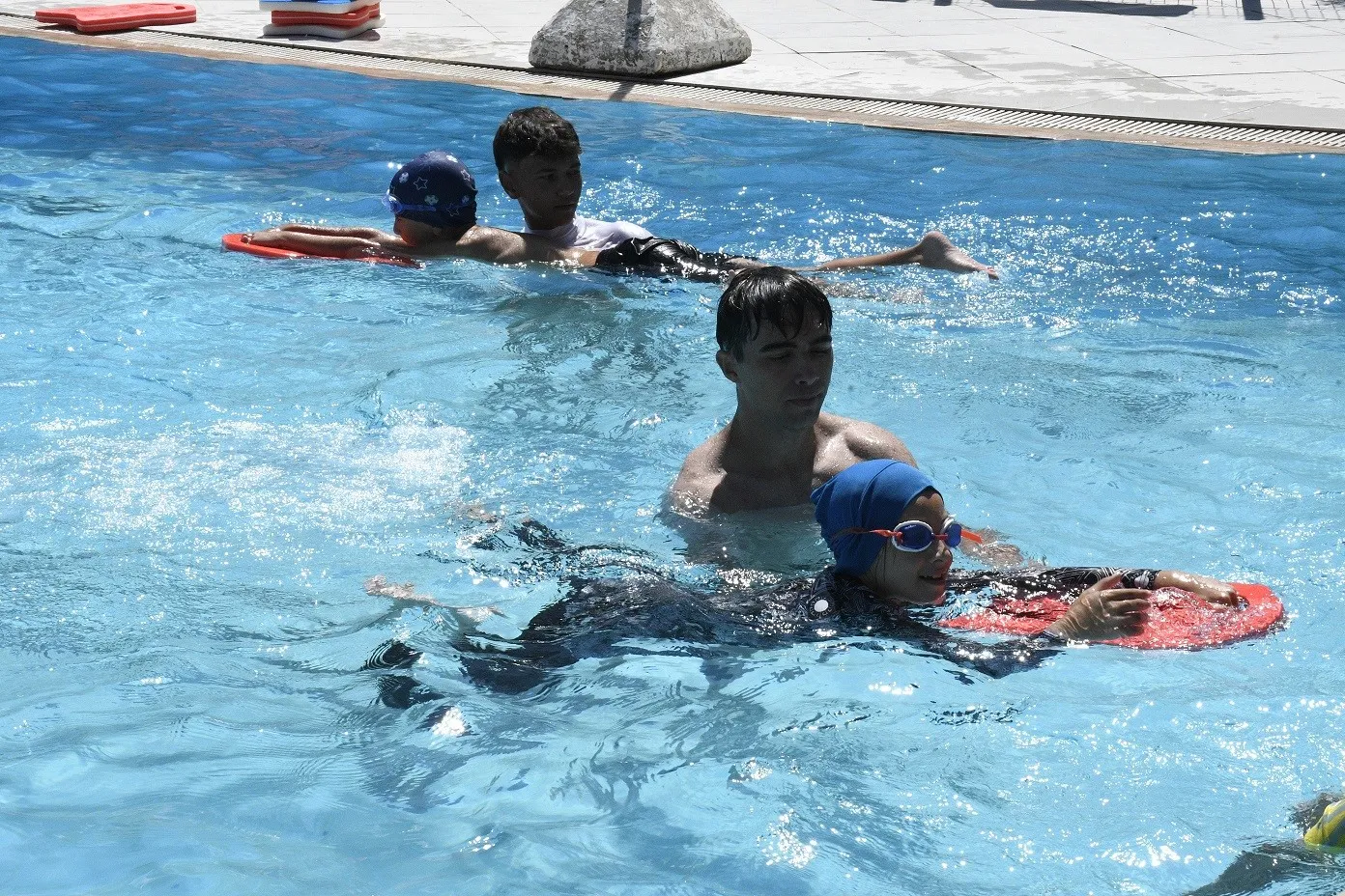 Kuşadası’nda çocukların yaz neşesi spor sahalarına taşındı