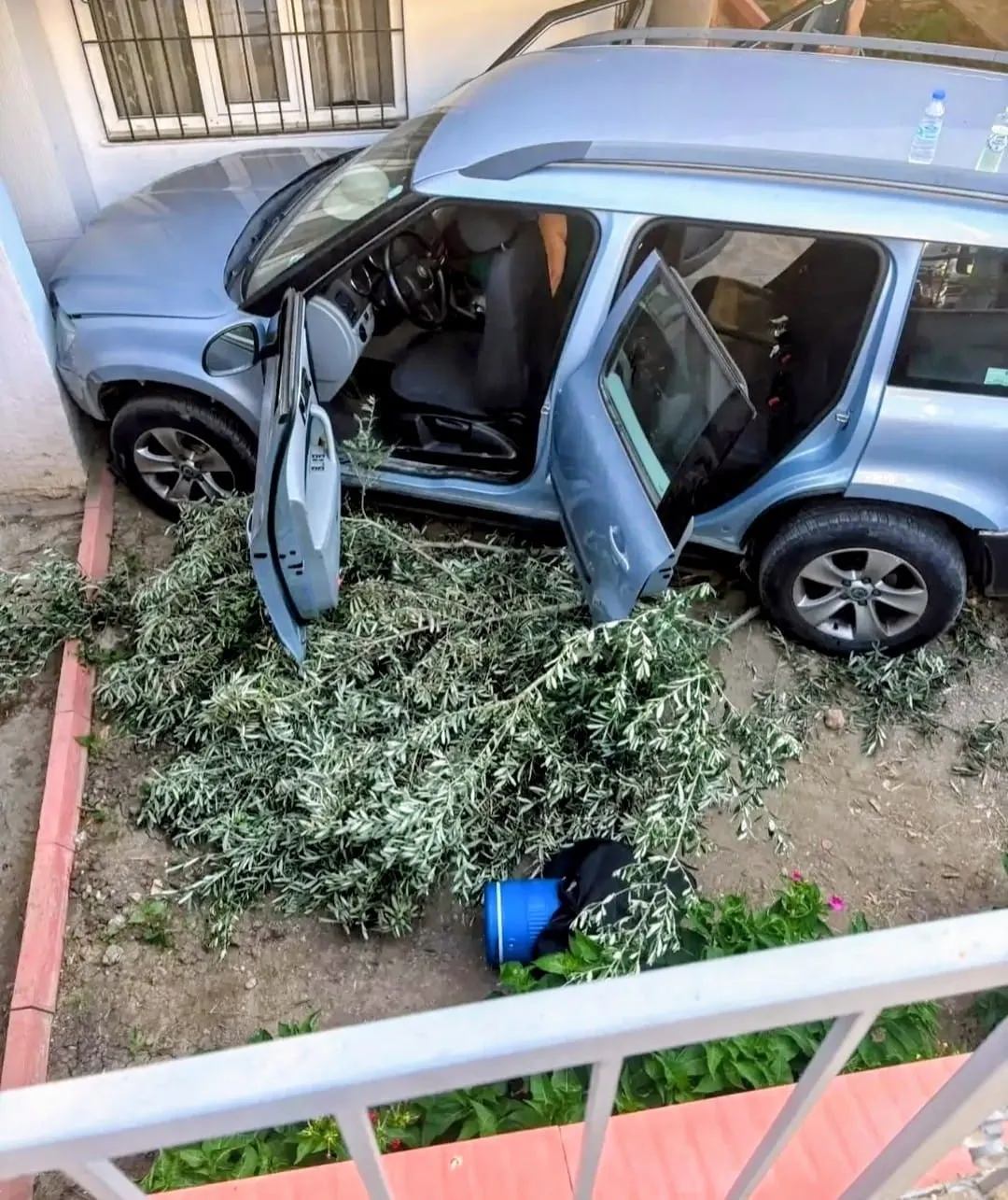 Didim'de kontrolden çıkan araç apartman bahçesine girdi: Sürücü mucizevi şekilde kurtuldu