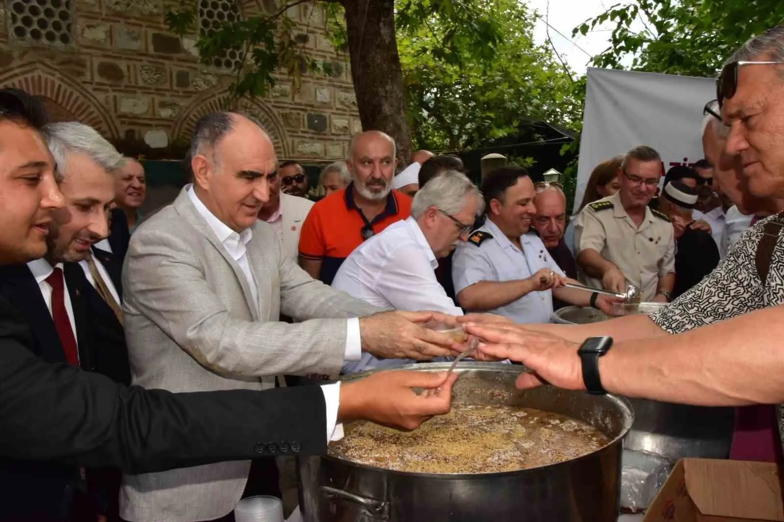 Manisa'da anlamlı buluşma: Aşure kazanları vefa için kaynadı