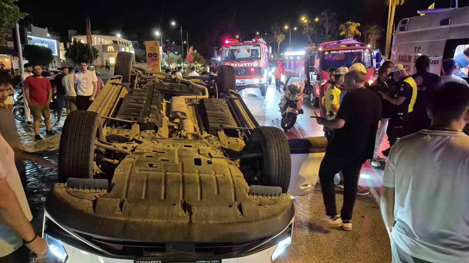 Bodrum'da trafik kazası: Kavşakta yan yatan araçtan sağ çıktı