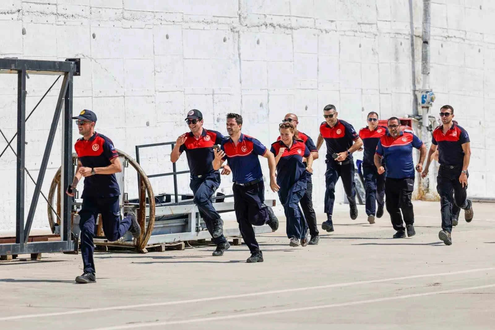 İzmir İtfaiyesi afet sahalarında çıtayı yükseltiyor: 110 kişilik özel ekip için zorlu süreç başladı