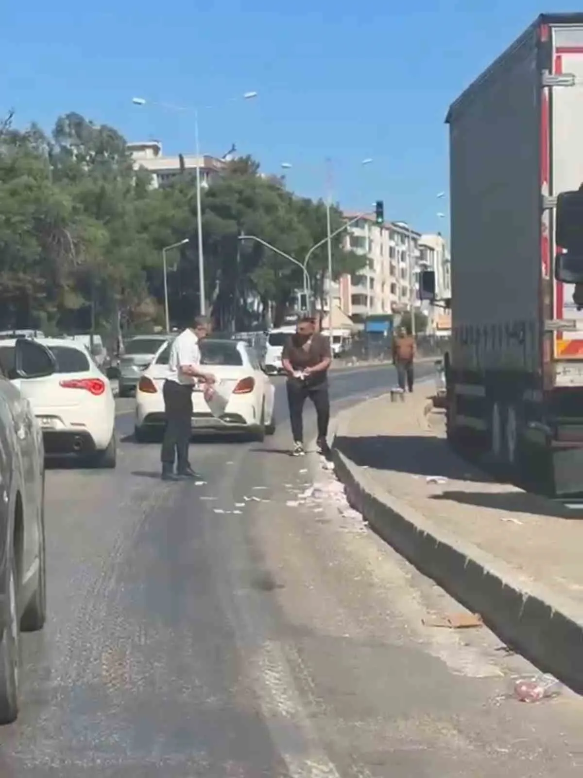 İzmir'de rüzgarın azizliği: Yolun ortasına saçılan nakit para trafiği birbirine kattı