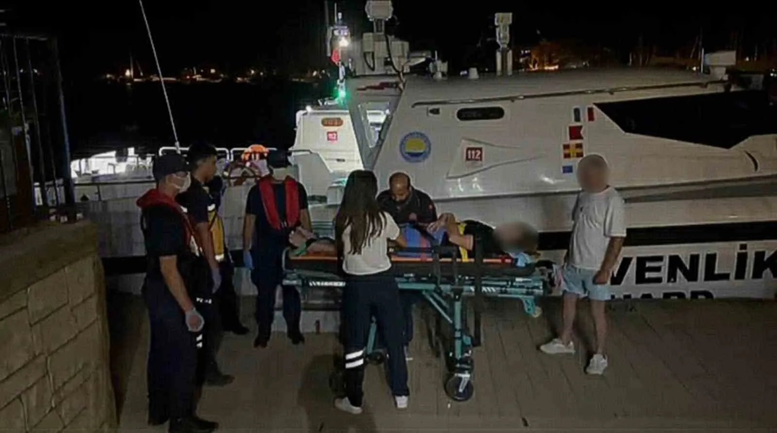 Fethiye açıklarında deniz üzerinde acil müdahale: Sahil Güvenlik iki kişiyi hayata bağladı