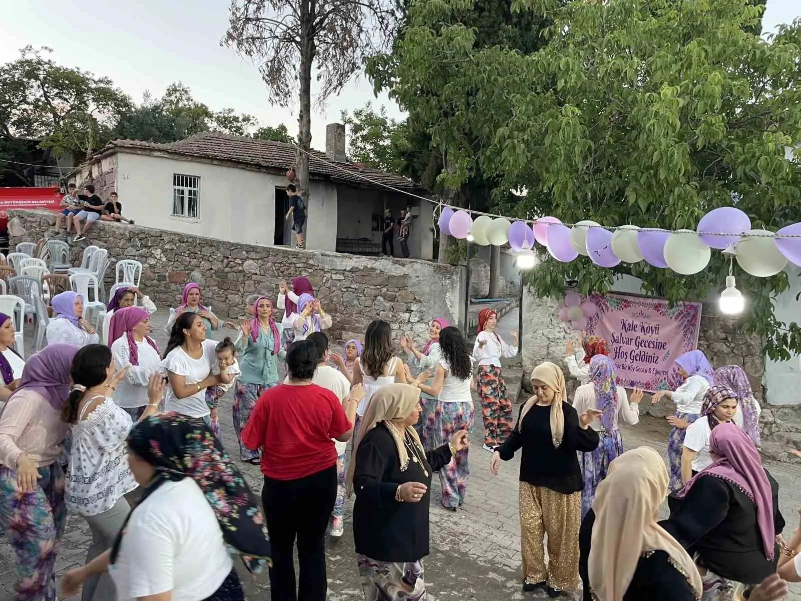 Şalvarlar giyildi, meydanlar şenlendi: Kale Mahallesi’nde geleneksel buluşma