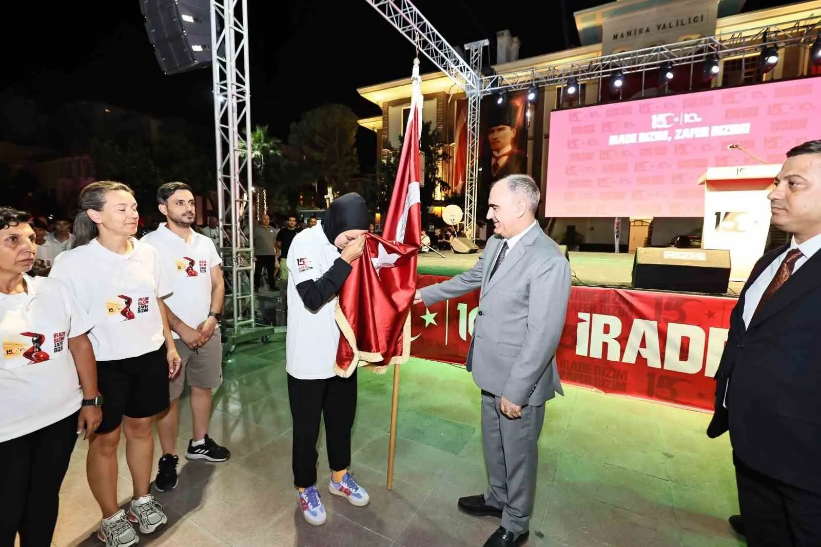 Manisa’da bayrak nöbeti: Milli sporcular sancağı meydanlara taşıdı