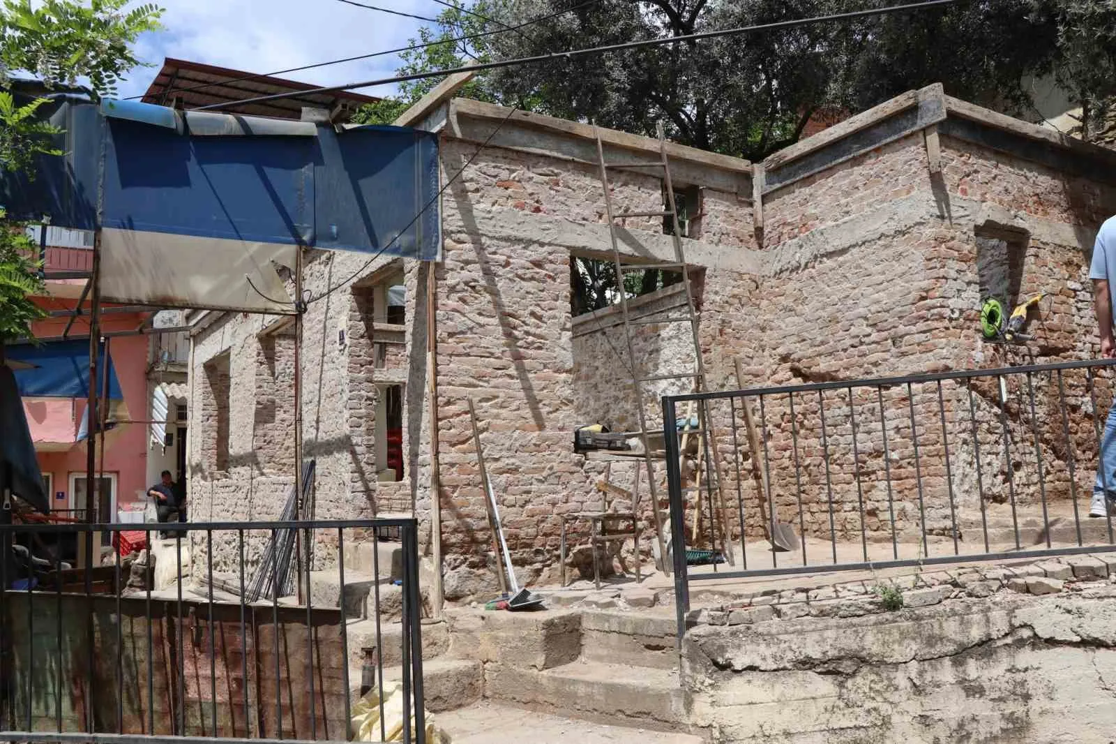 Aksu’da harabe dönemi bitti: Köy konağı yepyeni çehresiyle kapılarını açtı