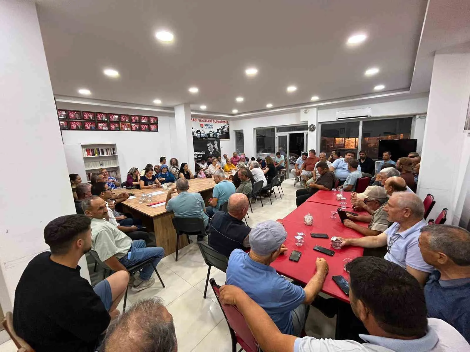 Selendi siyasetinde yaprak dökümü: İlçe yönetimi topluca istifa etti