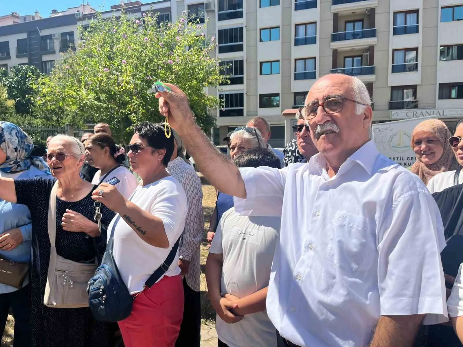 Örnekköy’de sabırlar tükendi: Hak sahiplerinden teslimat gecikmesine anahtarlı tepki
