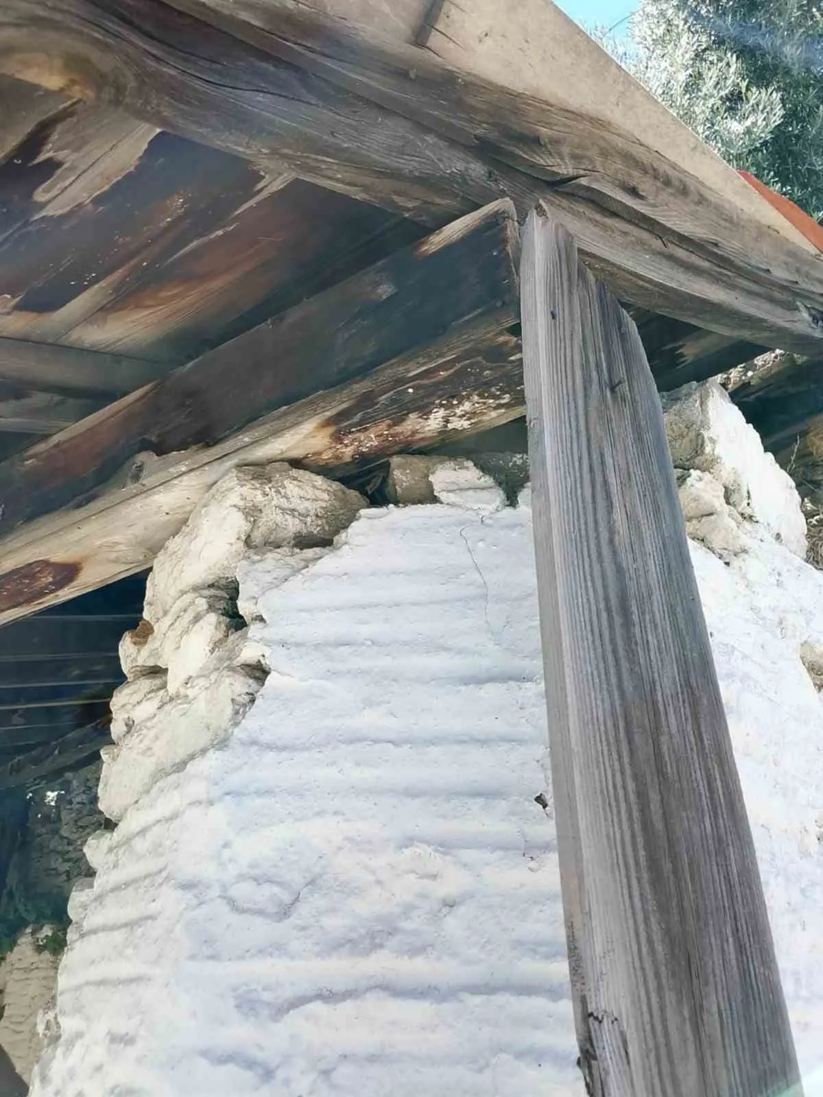 Buldan’da tarihi çeşme alarm veriyor: Çatı her an çökebilir