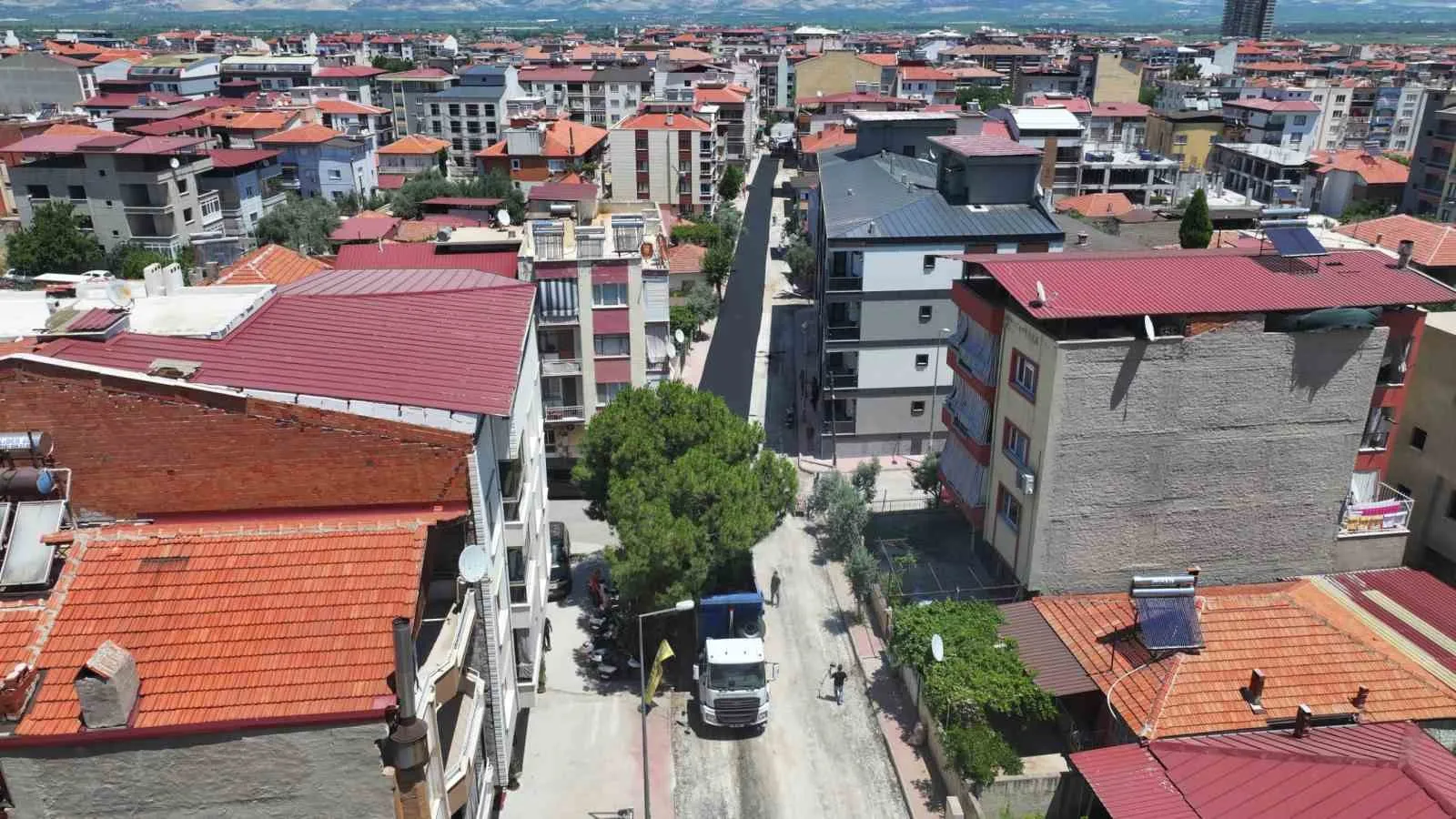 Alaşehir’de asfalt mesaisi: Fatih Caddesi yeni yüzüne kavuşuyor