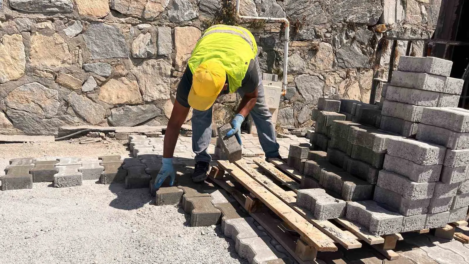 Kuşadası'nda sokaklara modern dokunuş: 2 bin metrekarelik yenileme başladı
