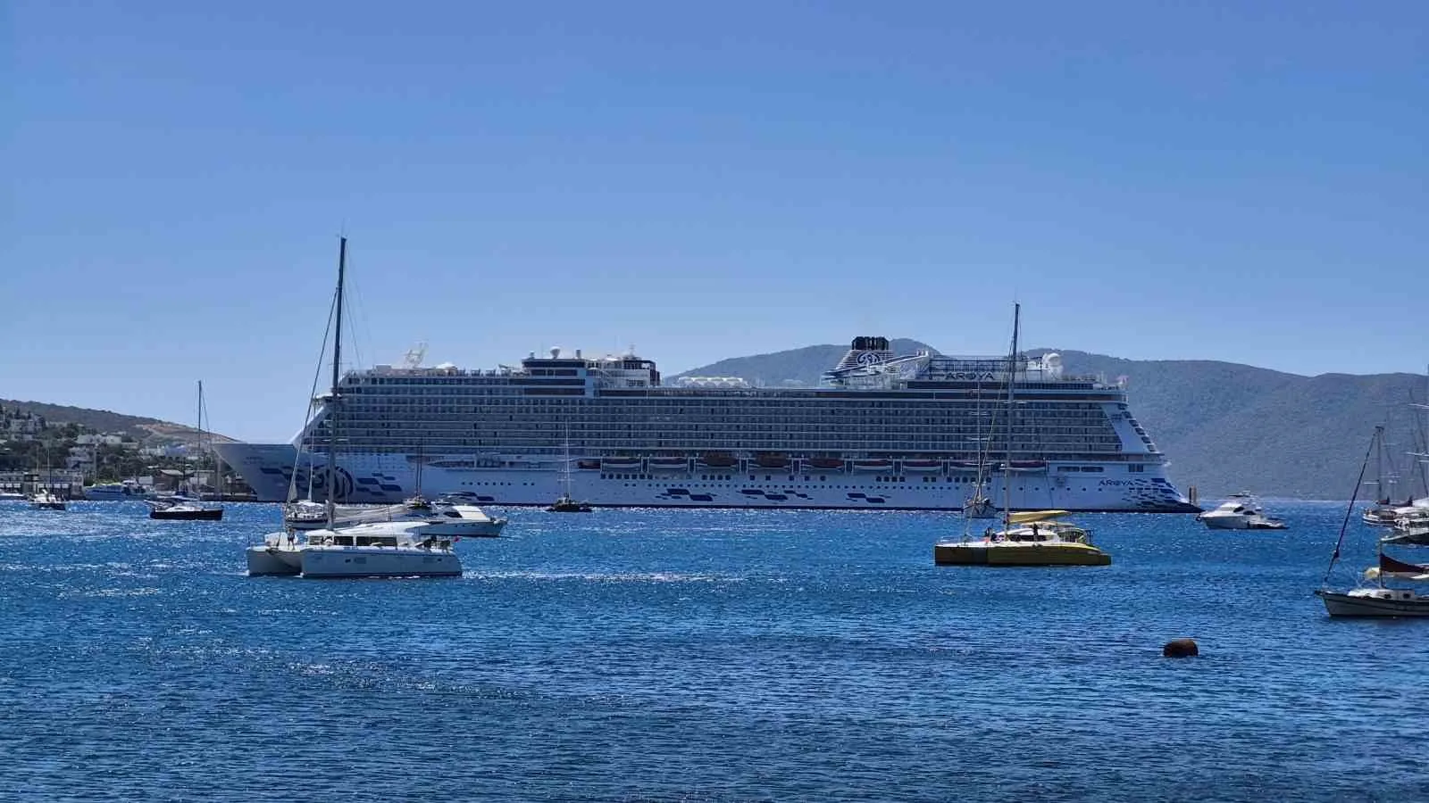 Bodrum limanlarında kruvaziyer bereketi: Binlerce turist şehre akın etti