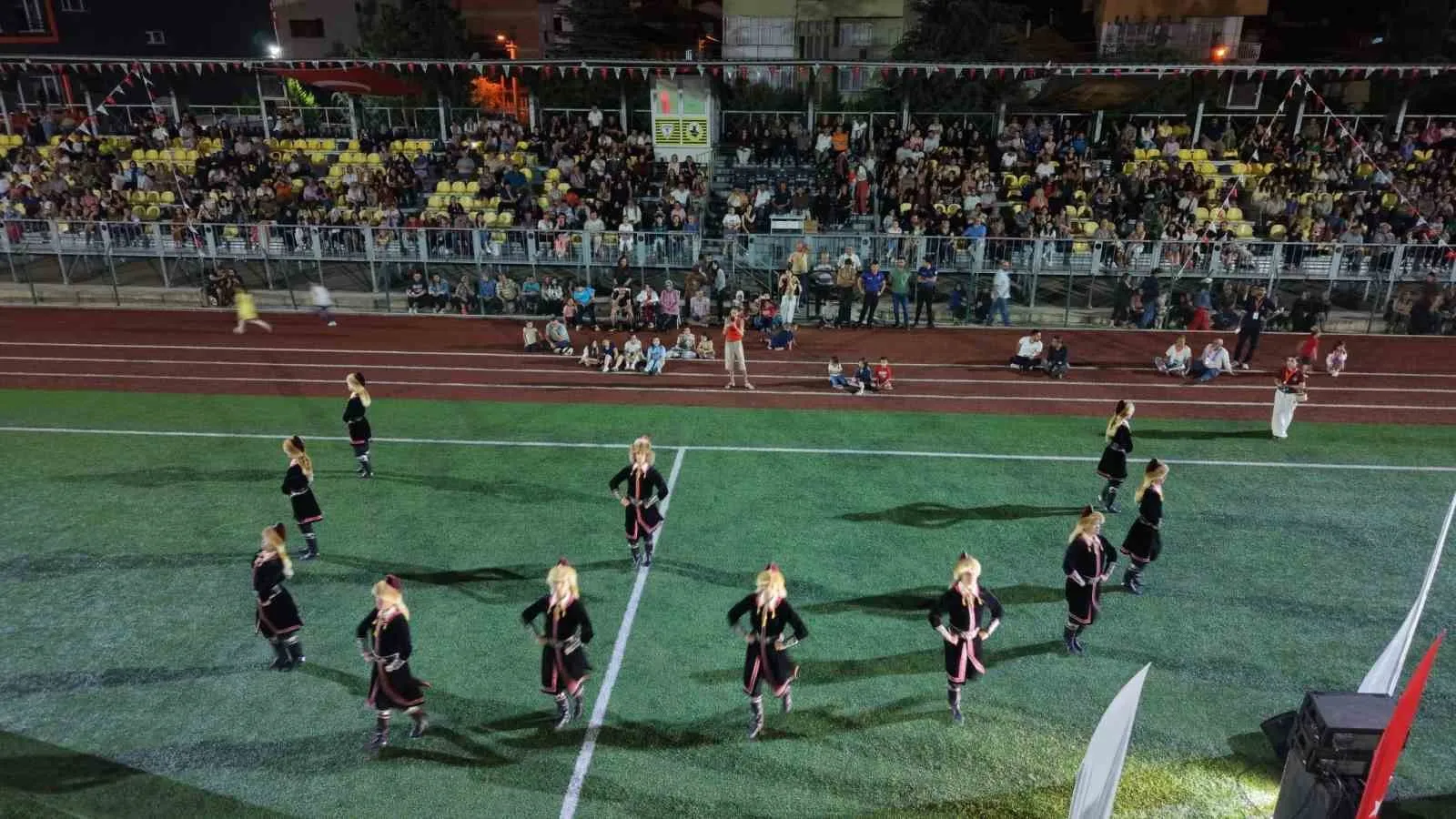Denizli’de kıtalar buluştu: 20 ülkenin dansçıları şehri renk cümbüşüne çevirdi