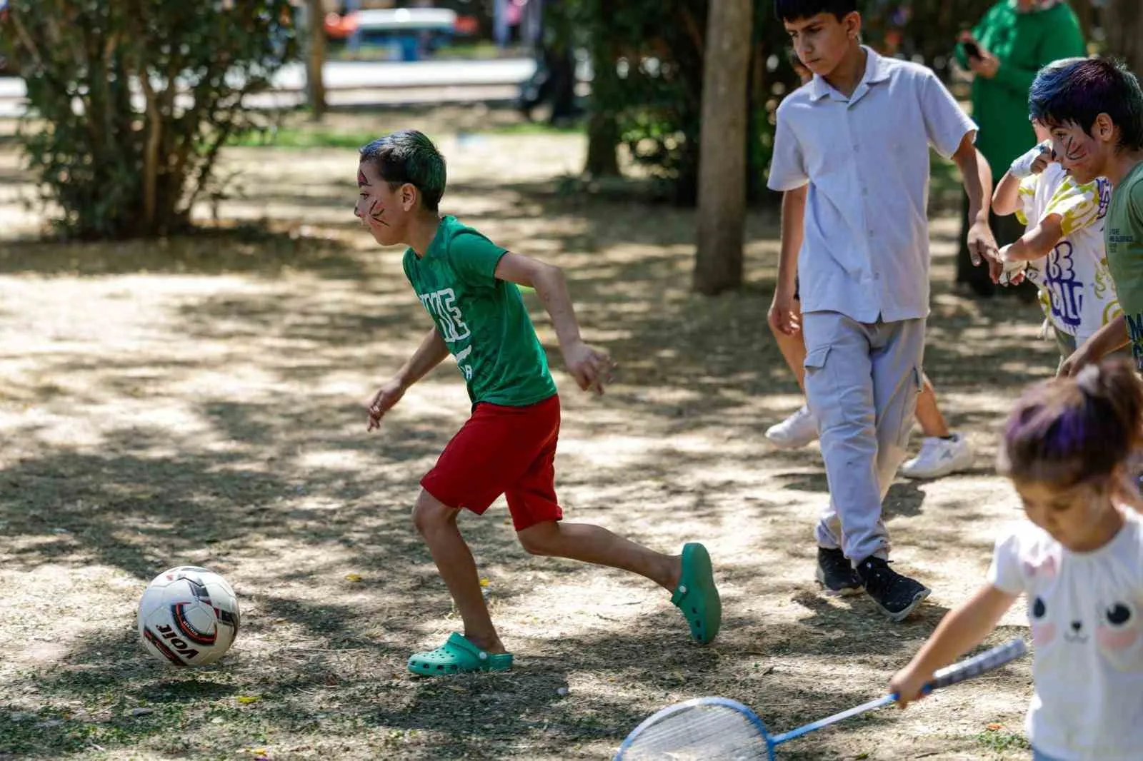 İzmir’de yazın tadı piknik alanlarında çıkıyor: Anneler ve çocuklar için şenlik vakti