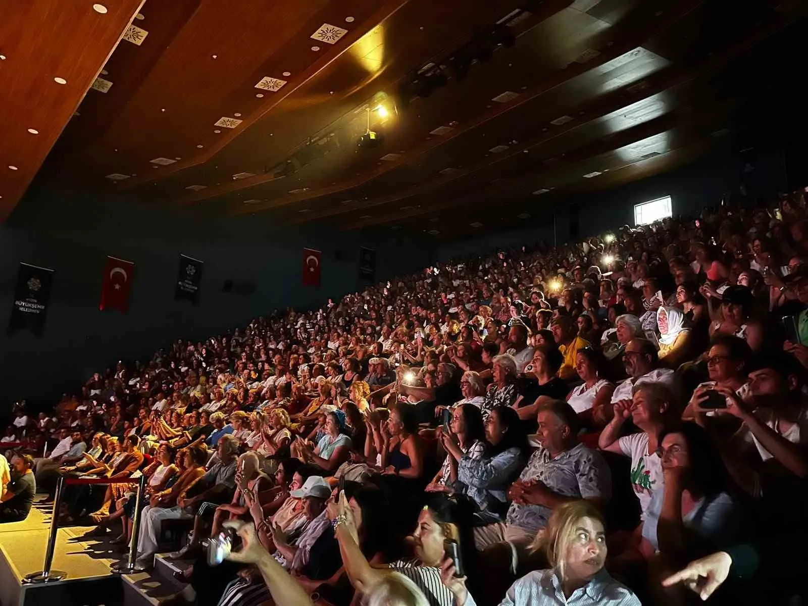 Didim sahnelerinde Ümit Besen fırtınası: Müzik dolu bir gece yaşandı
