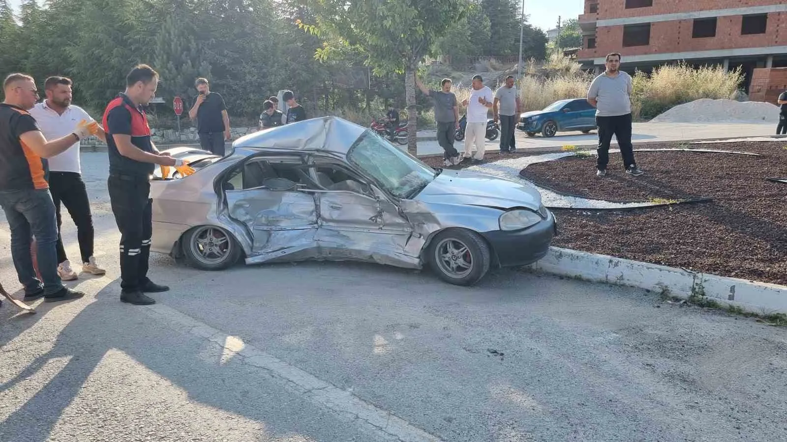 Domaniç'te korkutan kavşak kazası: İki sürücü hastanelik oldu