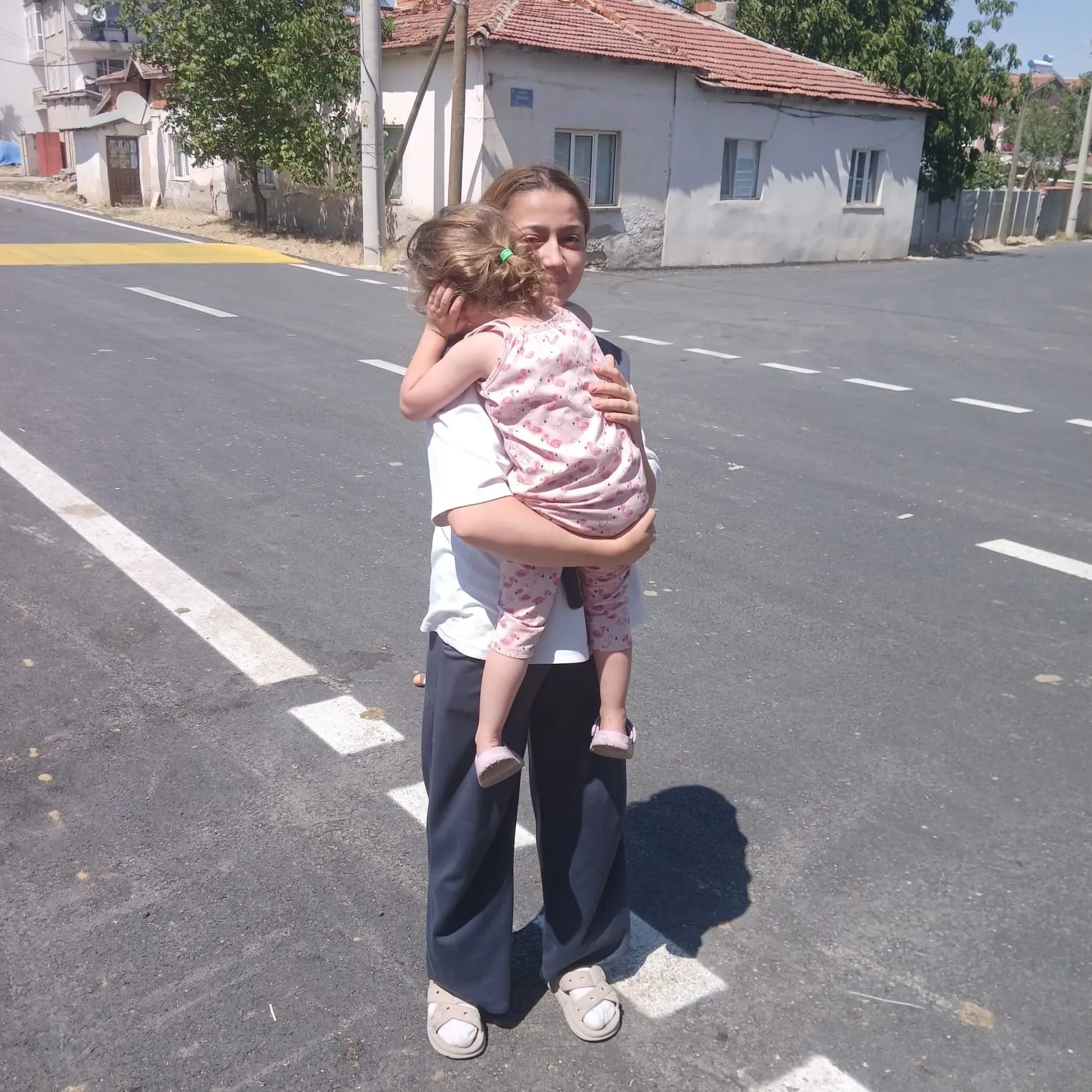 Oyun oynarken kabusu yaşadı: İtfaiye ekipleri minik çocuğu sıkıştığı yerden kurtardı