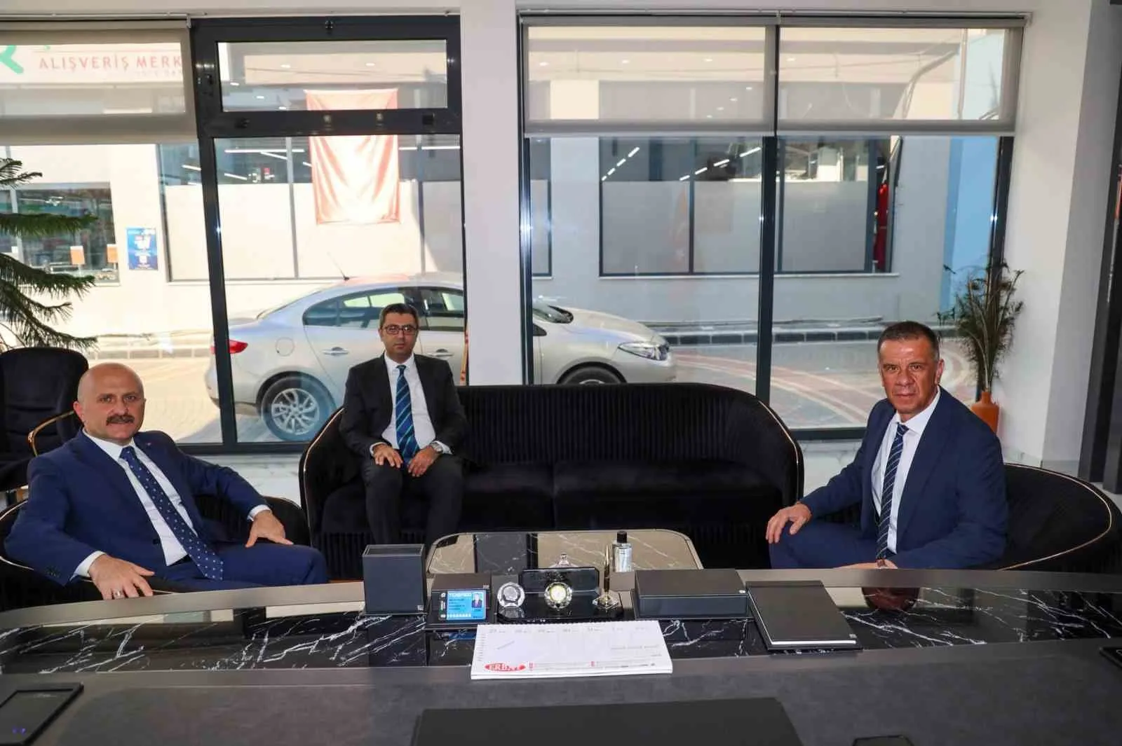Yenipazar’da saha mesaisi: Vali Varol hem yatırımları denetledi hem esnafın çayına ortak oldu