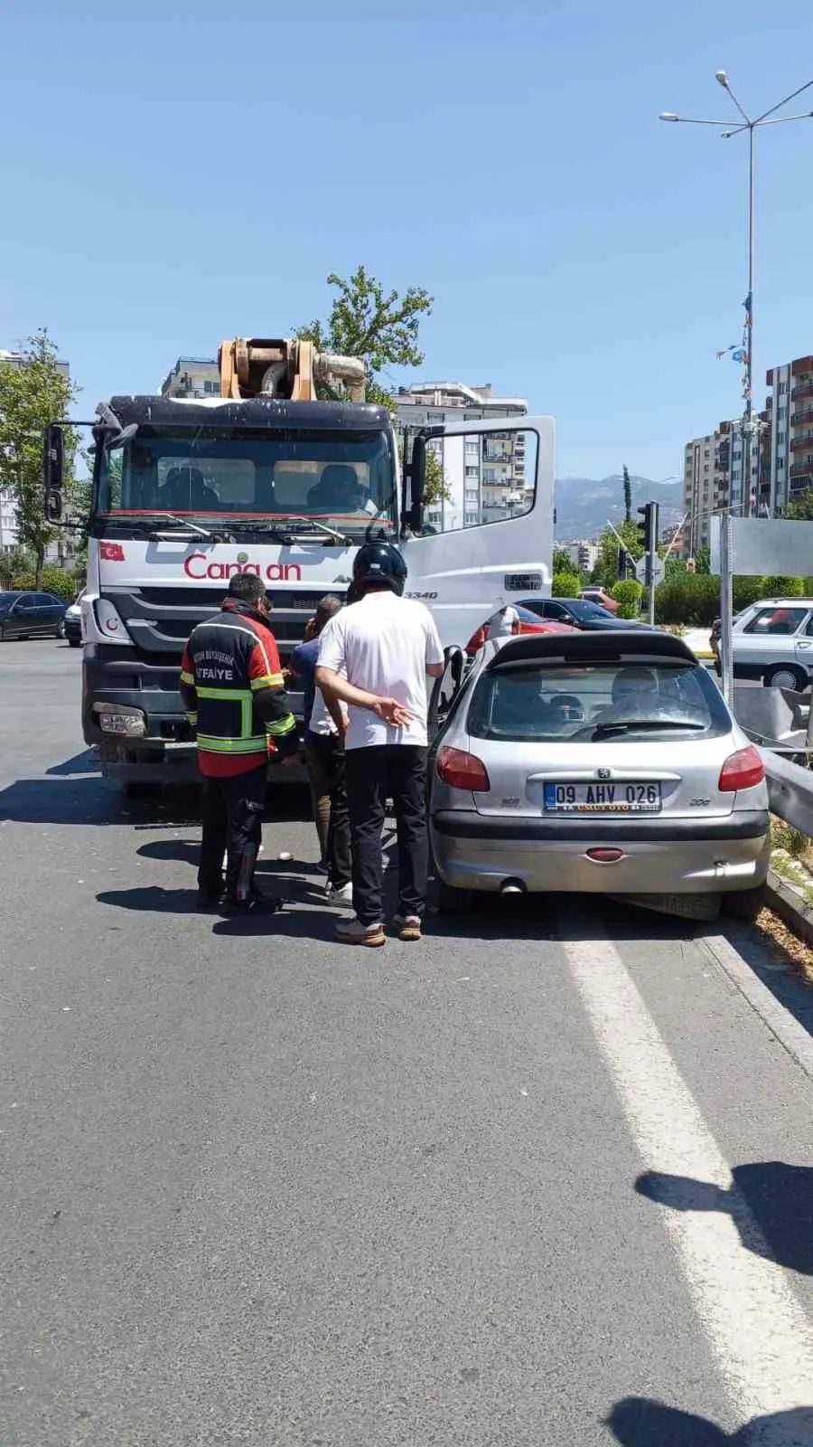 Efeler'de korkutan kaza: Otomobilin içinde sıkışanlar itfaiye tarafından kurtarıldı