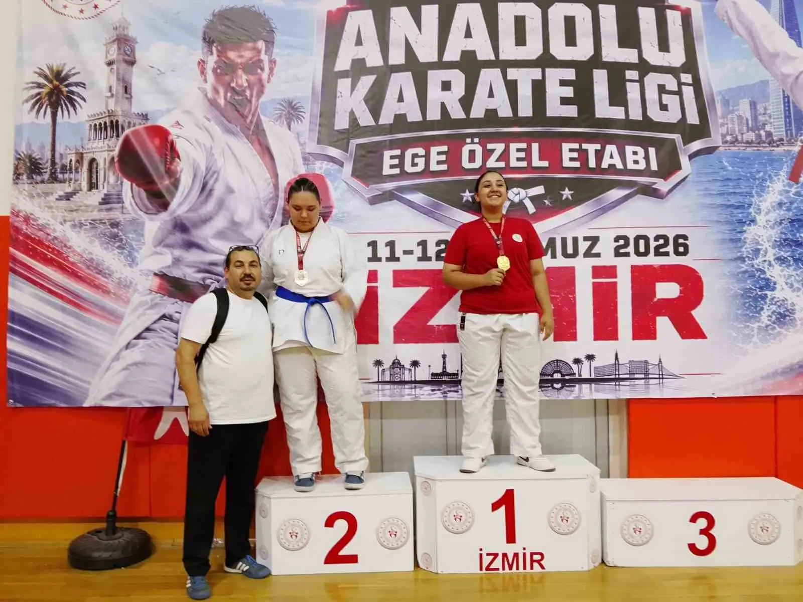 Tataminin yıldızları Alaşehir’e kupa gururuyla döndü