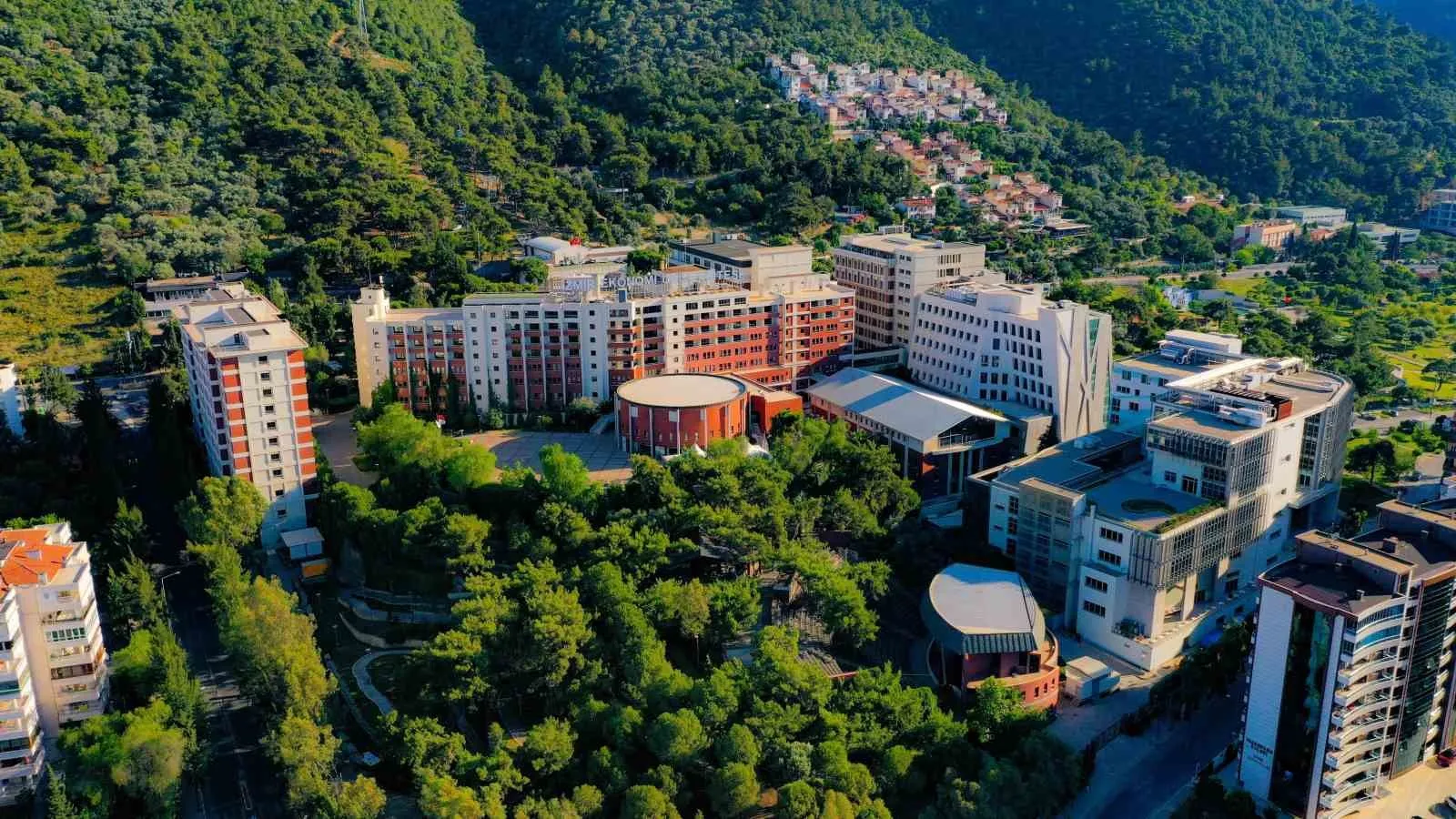 İş dünyasında yeni dönem: İEÜ’den mezunlara dijital yetkinlik pasaportu