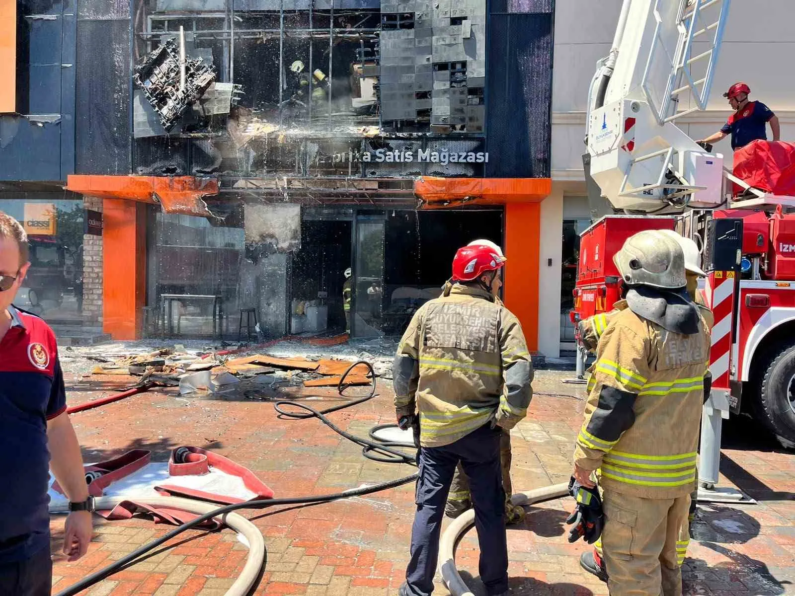 Karabağlar'da öğle saatlerinde dükkanı alevler sardı: İtfaiye ekipleri felaketi önledi