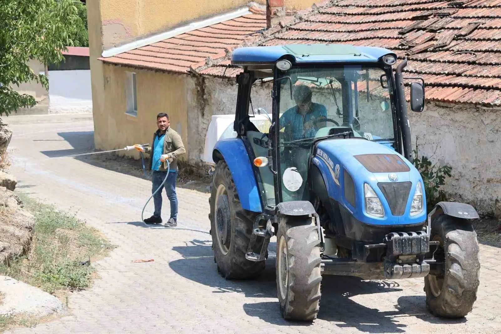 Koçarlı’da temizlik seferberliği: Şahinciler Mahallesi’nde hummalı çalışma