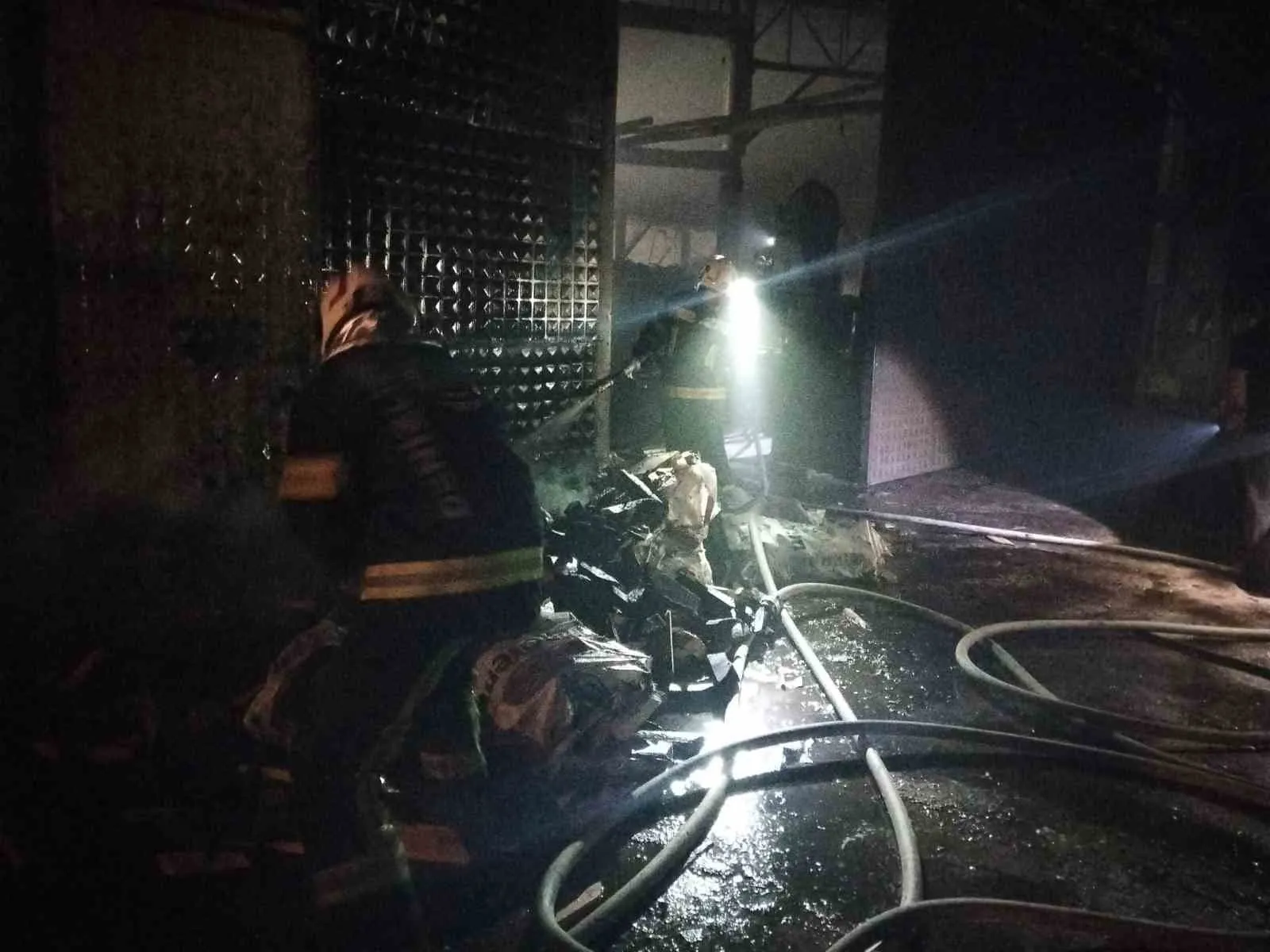 Denizli'de gece yarısı korkutan yangın: İtfaiye alevlerin önünü kesti