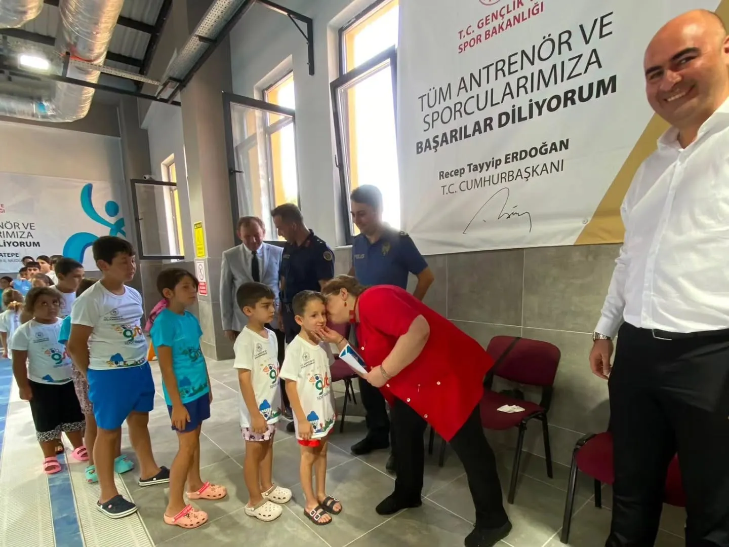 Germencik’te suyun üzerinde özgüven dolu adımlar: Minikler sertifikalarını aldı
