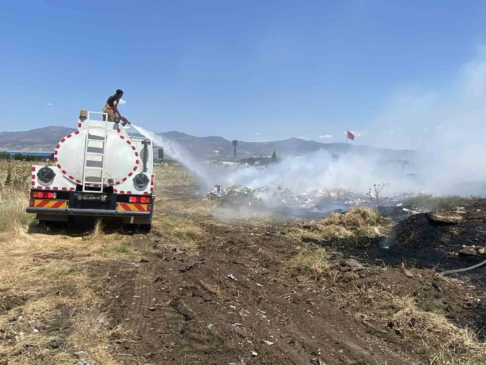 Alaşehir’de facia ucuz atlatıldı: Alevler otogarı ve akaryakıt istasyonunu teğet geçti