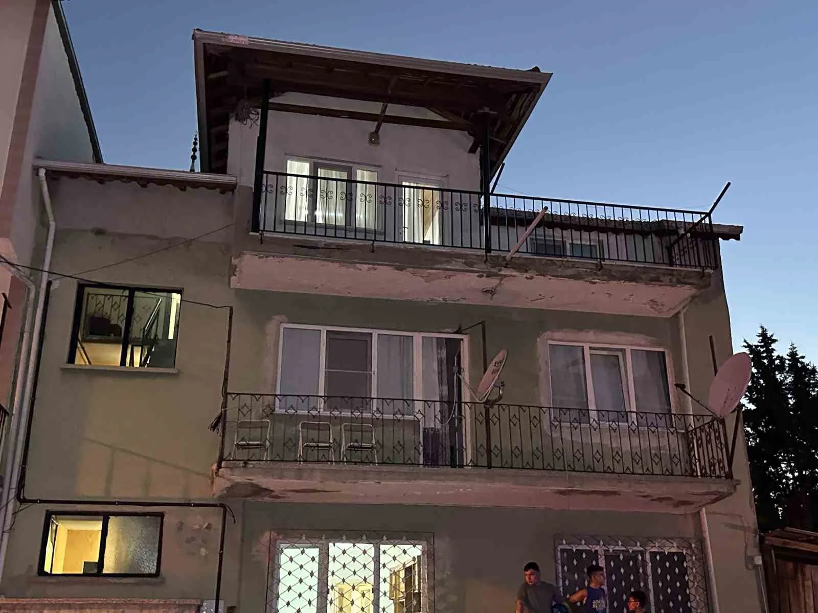 Uşak’ta dut hasadı faciayla bitti: Çatıdan düşen 57 yaşındaki adam kurtarılamadı