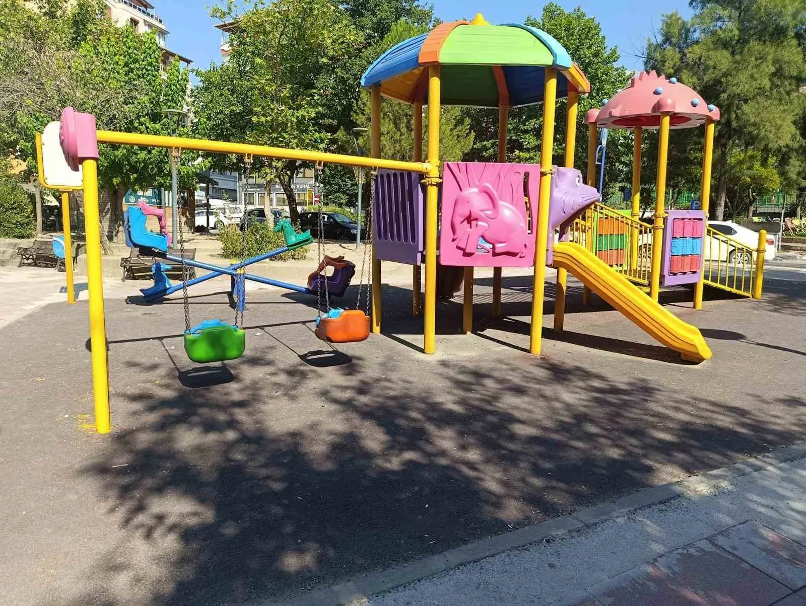 Yunusemre’de parklar yaza hazır: Minikler için güvenli oyun mesaisi