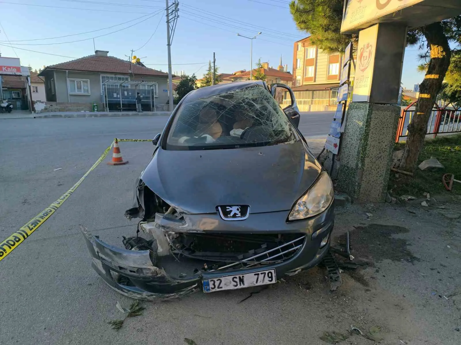 Şuhut’ta trafik dehşeti: Yön levhalarına çarpan araç hurdaya döndü