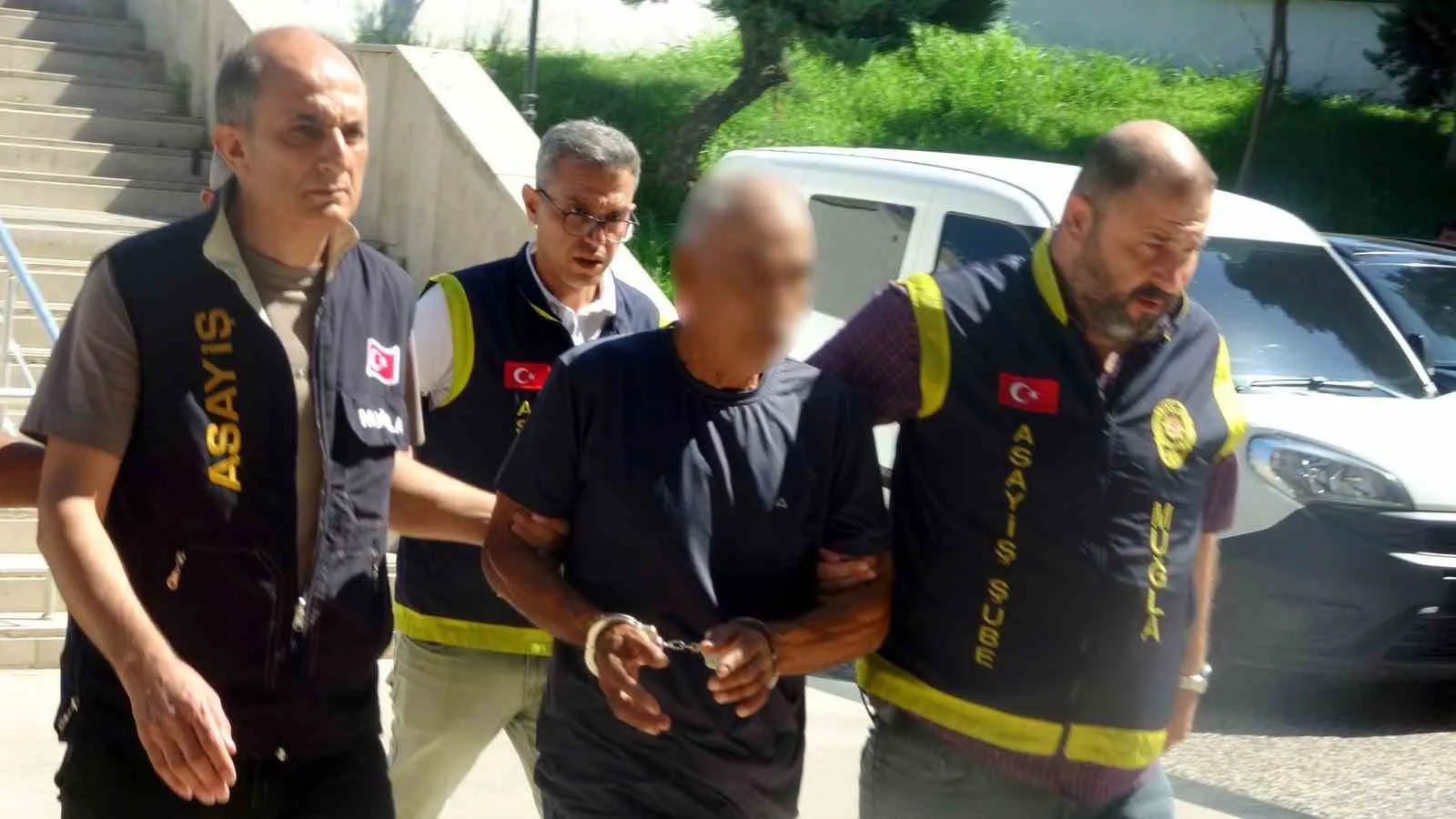 Eski emniyet müdürünün karıştığı parke taşı hırsızlığı şaşkınlık yarattı