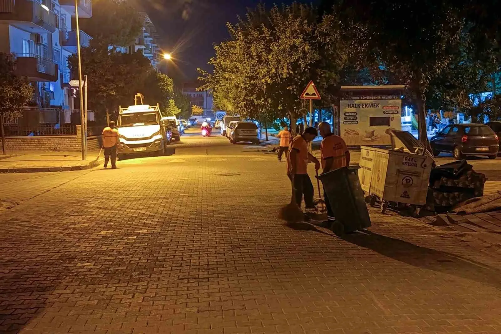 Efeler'de temizlik seferberliği: Gece mesaisiyle sokaklar pırıl pırıl