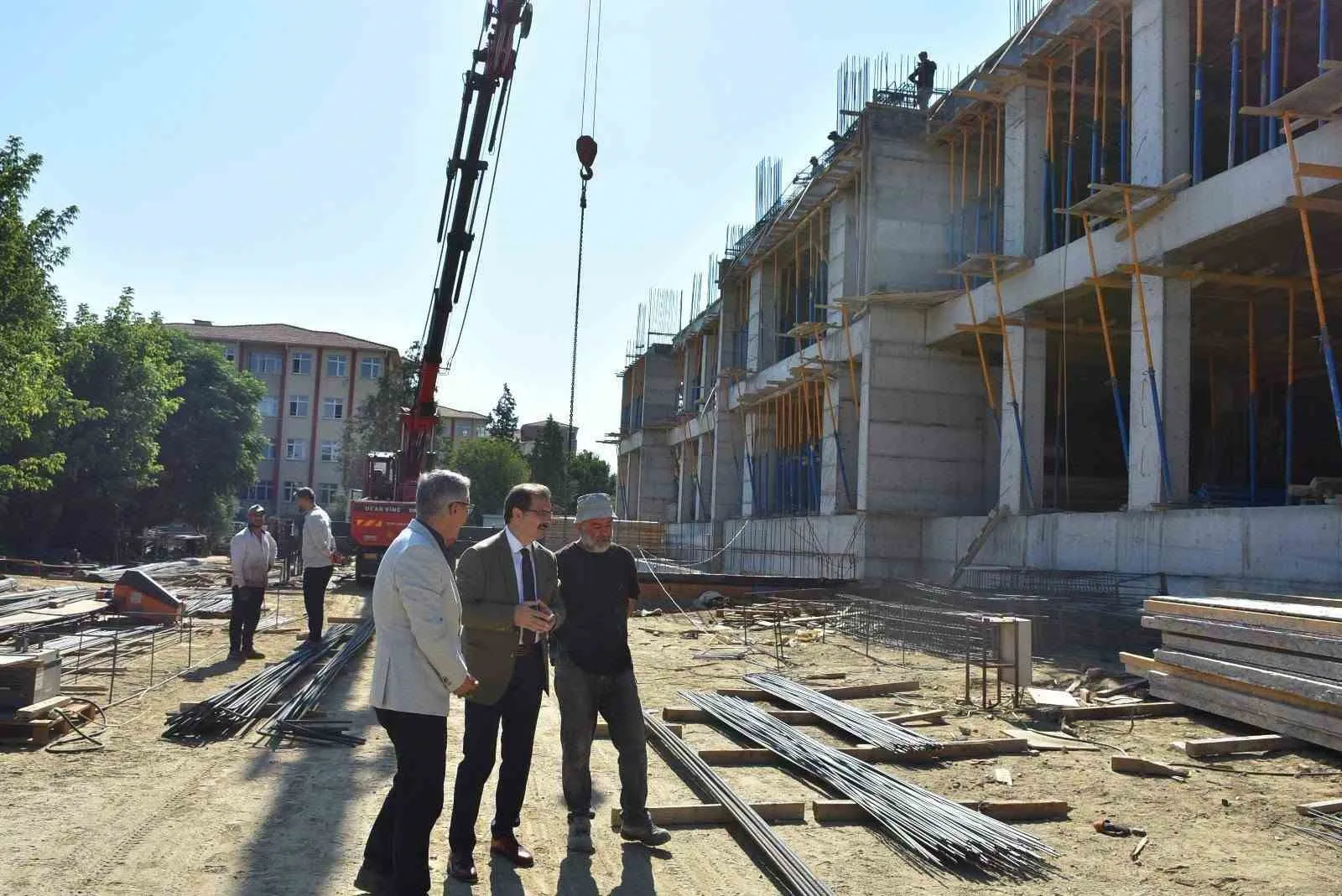 Salihli’de sınıflar yenileniyor: Geleceğin okulları hızla yükseliyor