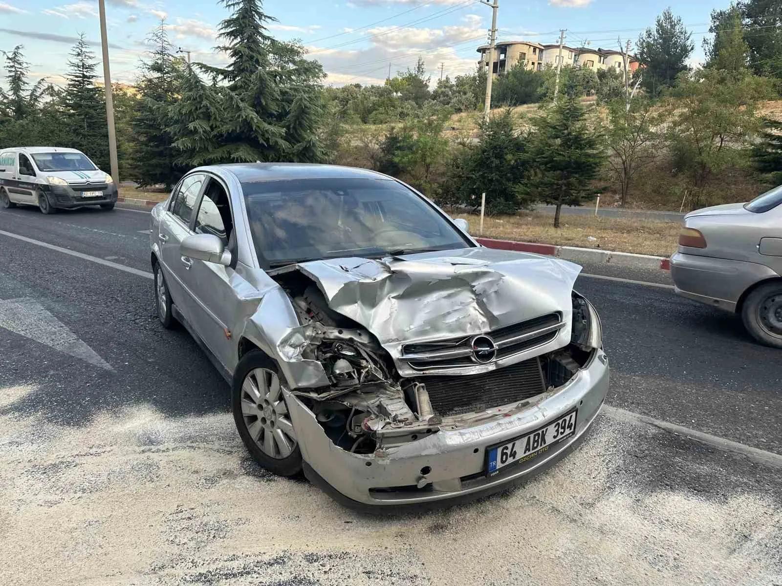 Uşak’ta korkutan trafik kazası: Aynı aileden 4 kişi hastanelik oldu
