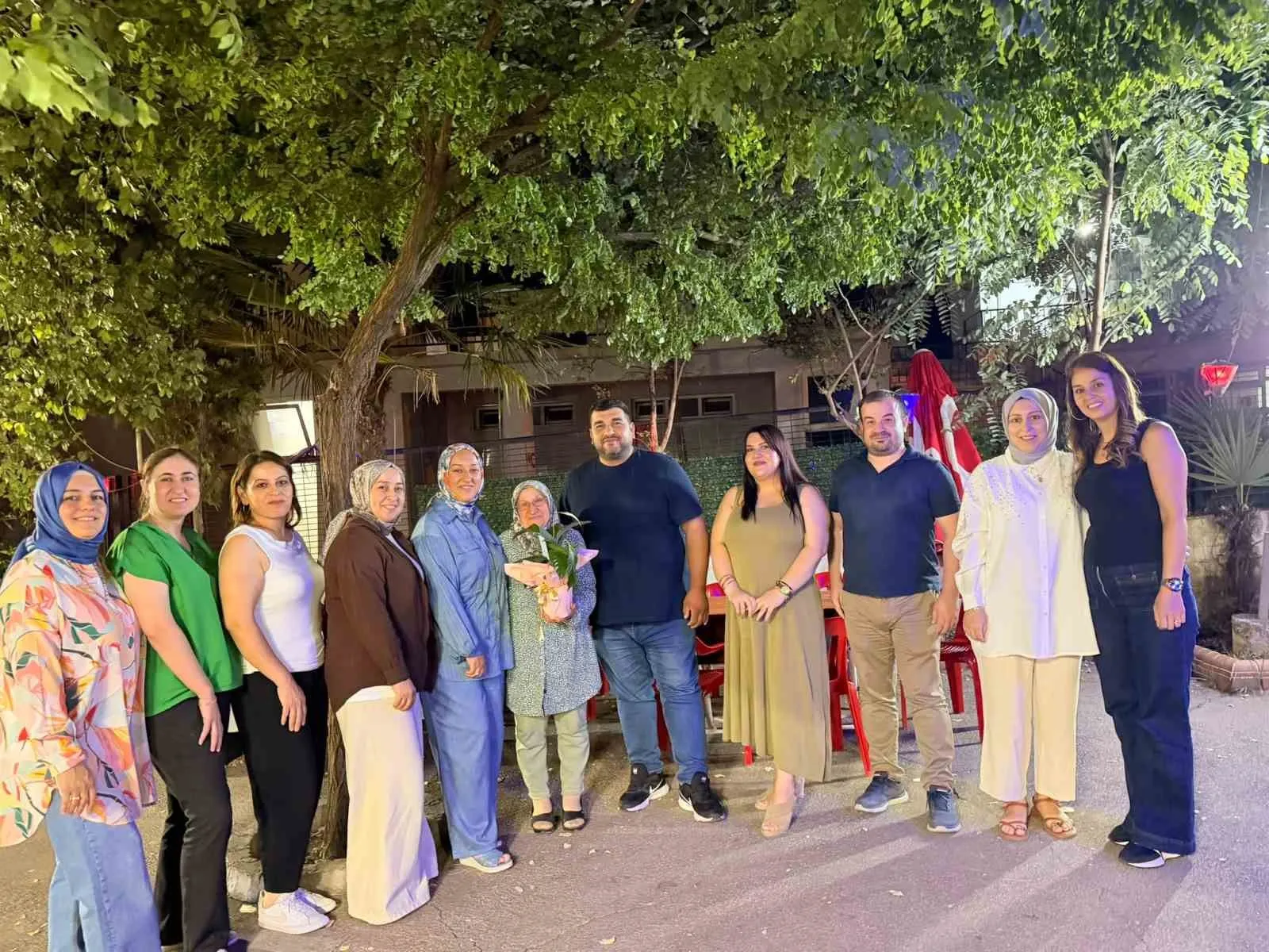 Sıralardan kopmayan dostluk: 28 yıl sonra gelen duygusal buluşma